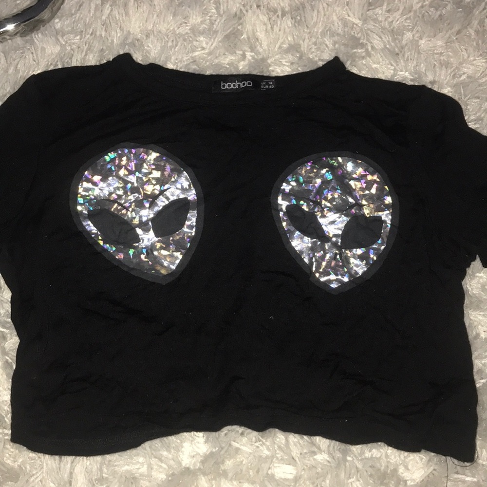 BOOHOO CROPPED BLACK ALIEN TEE SHIRT